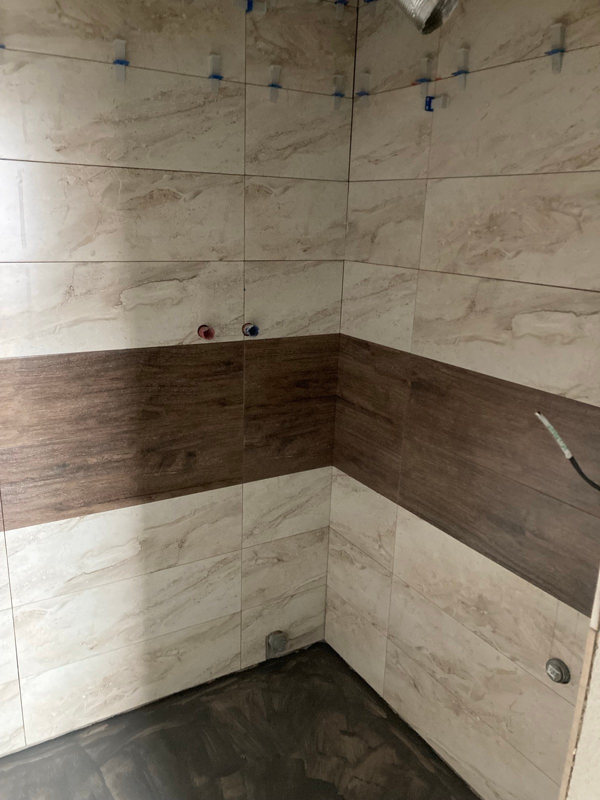 Detail obkladu a dlažby koupelny – realizace