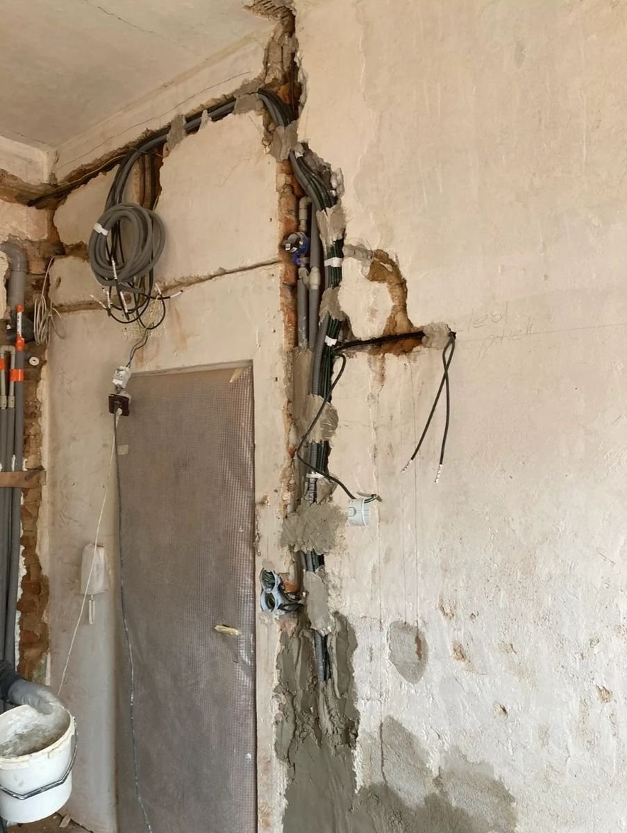 Elektroinstalace – kabely uložené v drážkách ve zdi – realizace