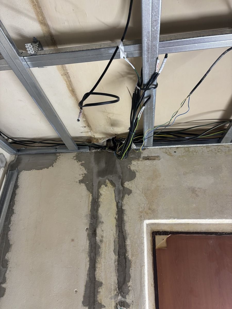 Elektroinstalace – kabeláž ve stropní konstrukci – realizace