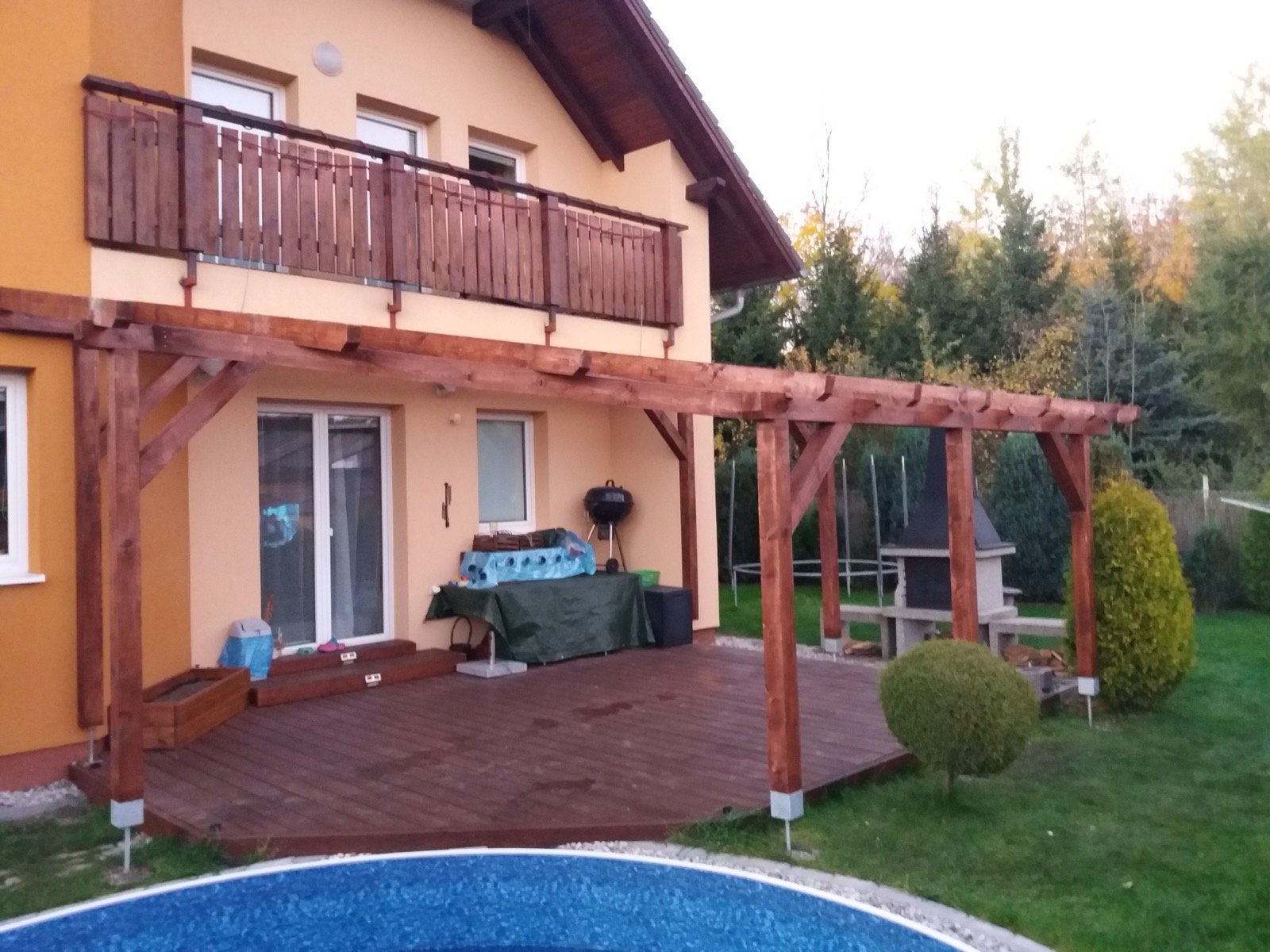 Rodinný dům s terasou a bazénem – realizace