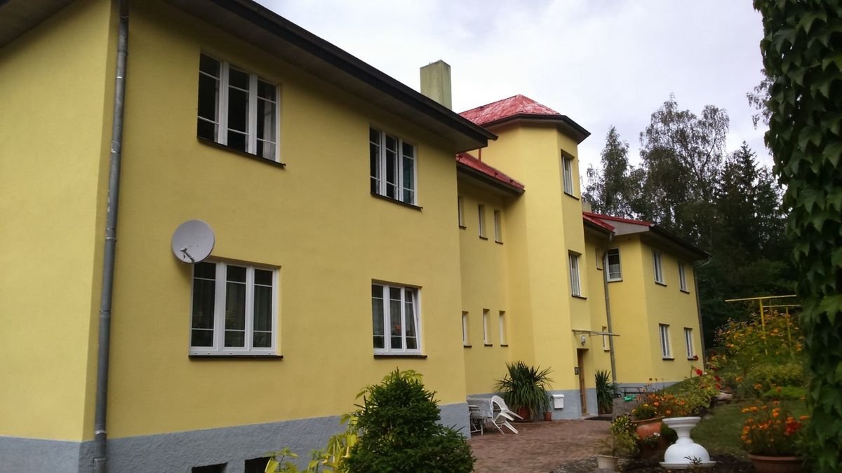 Budova po dokončení fasády ve žlutém provedení
