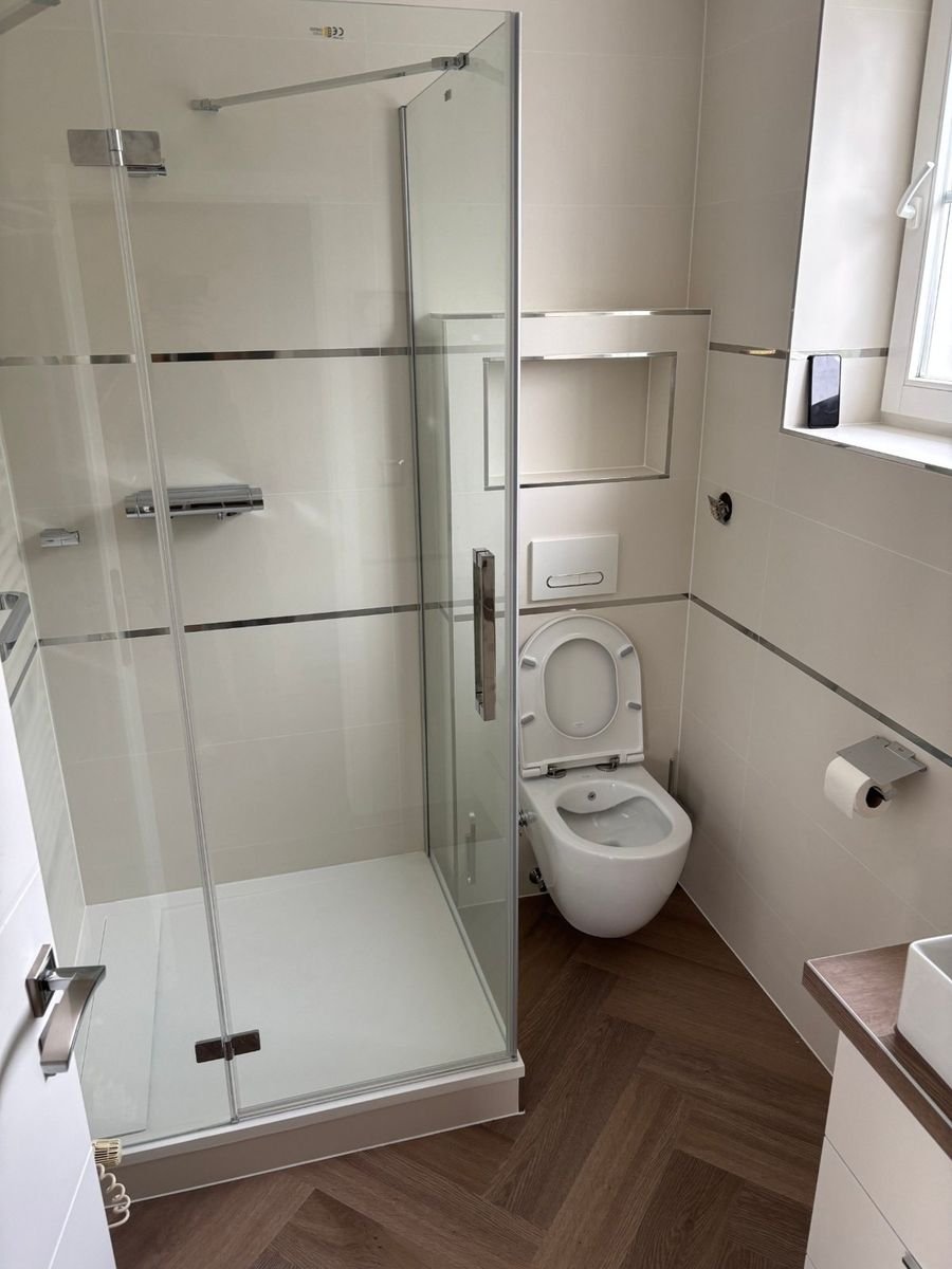 Hotová koupelna se sprchovým koutem a závěsným WC