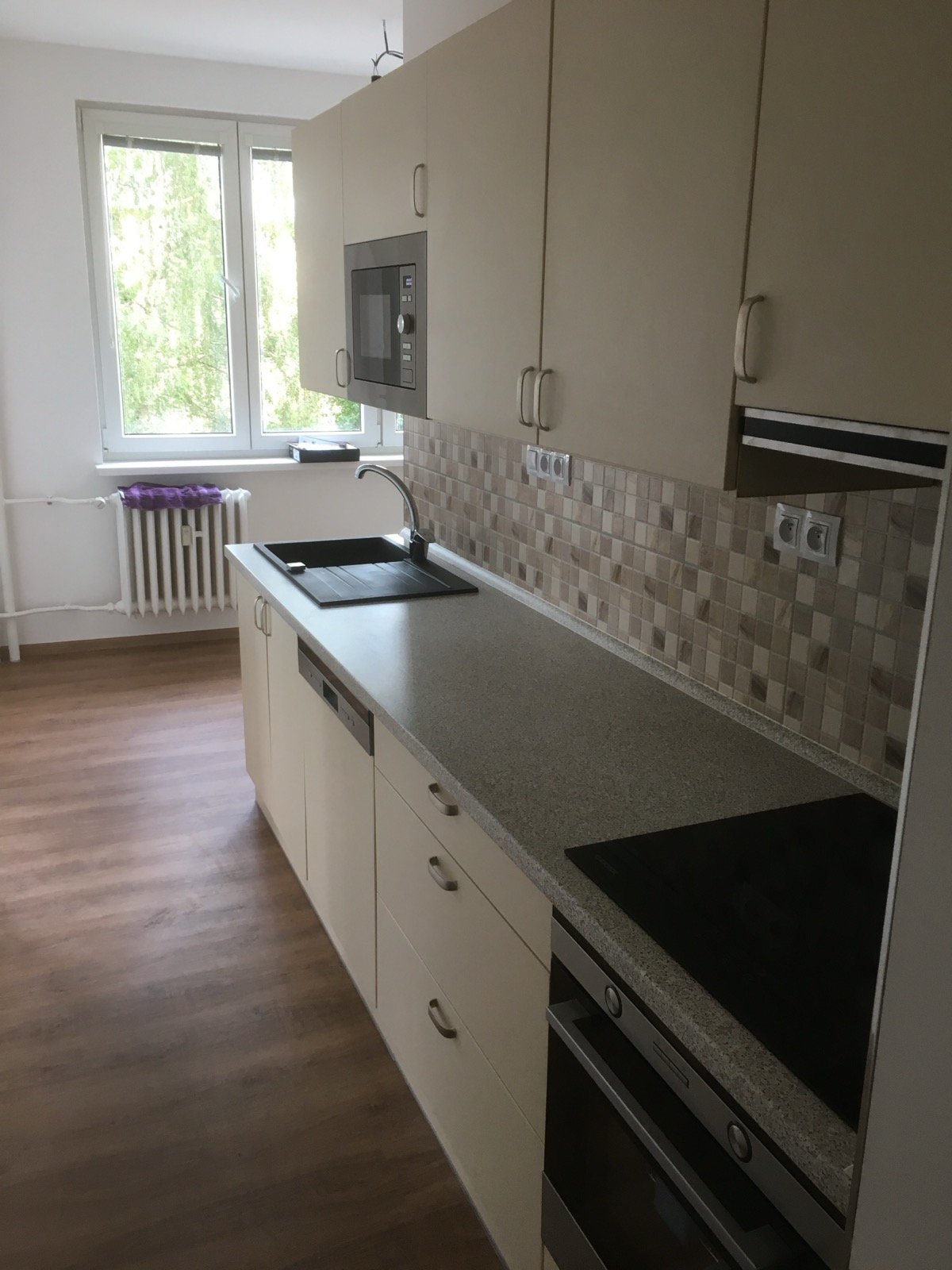 Kuchyňská linka s digestoří – realizace