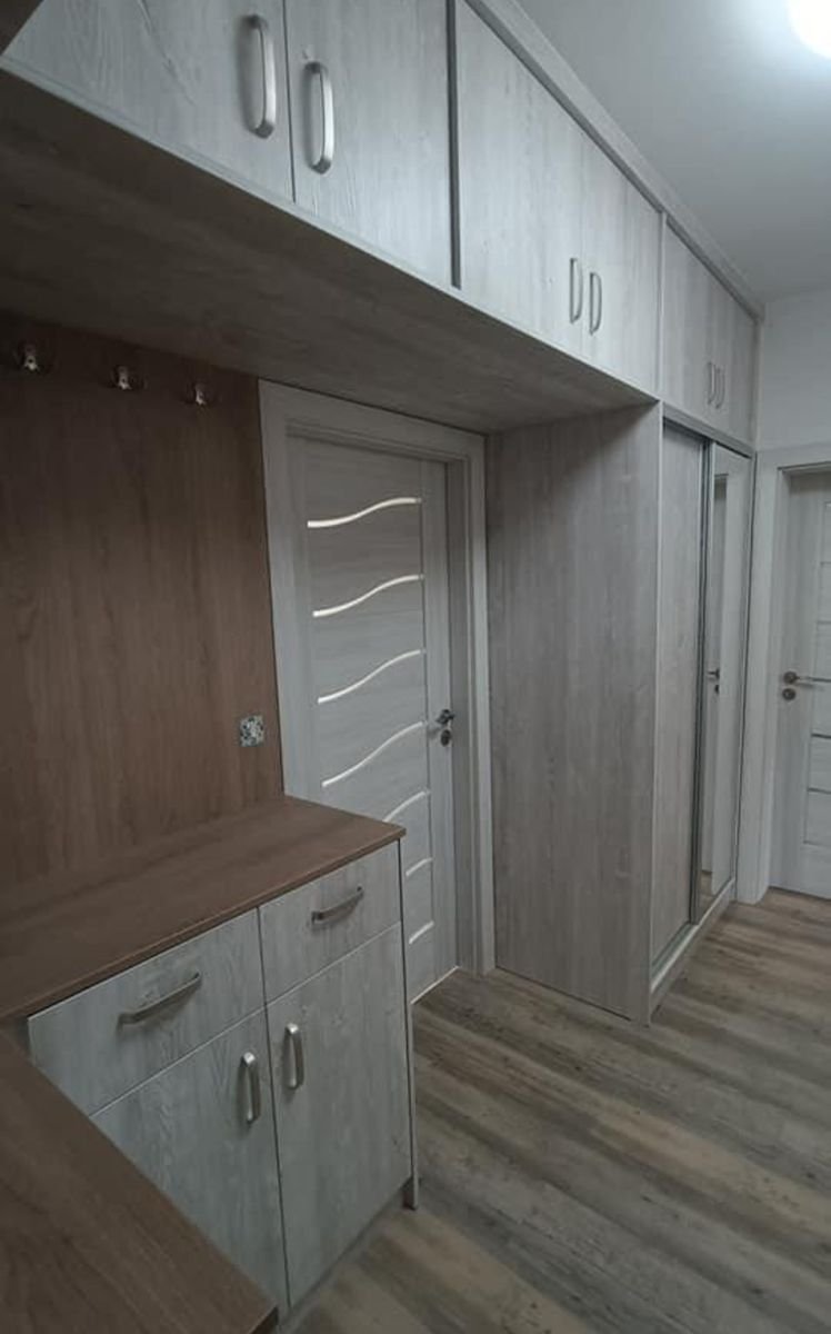 Vestavěná předsíňová sestava se skříněmi a věšákovým panelem na míru – realizace