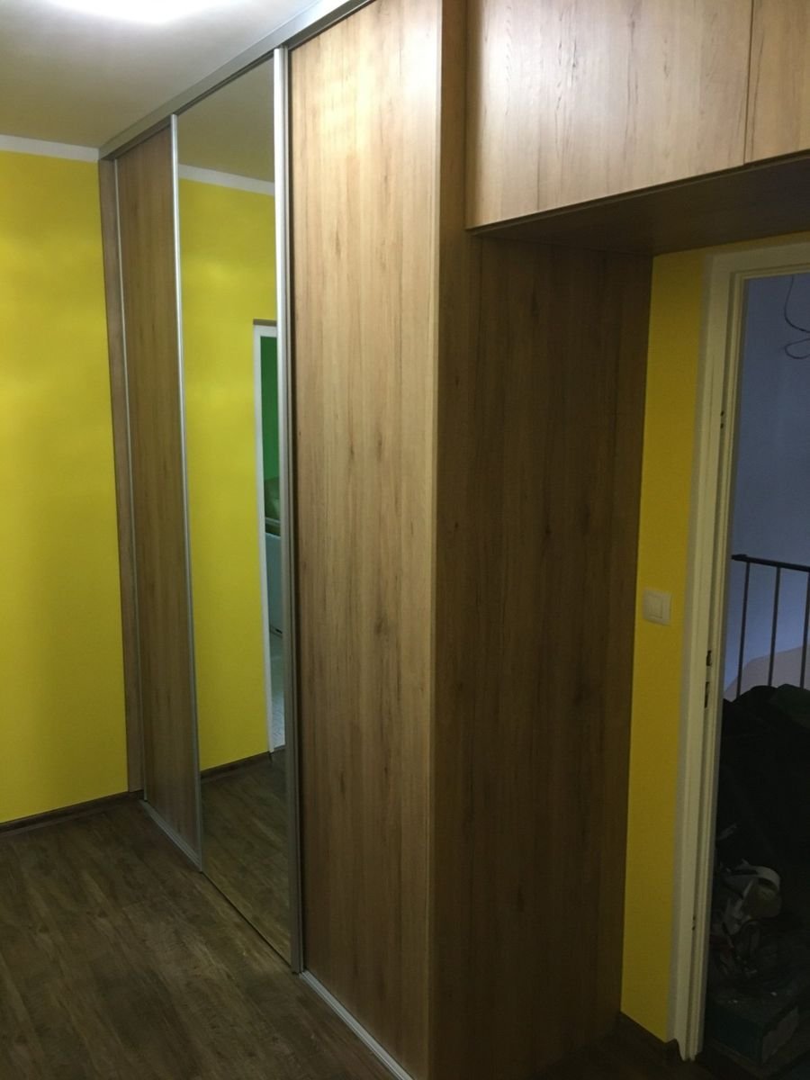 Vestavěná skříň se zrcadlovými posuvnými dveřmi na míru – realizace