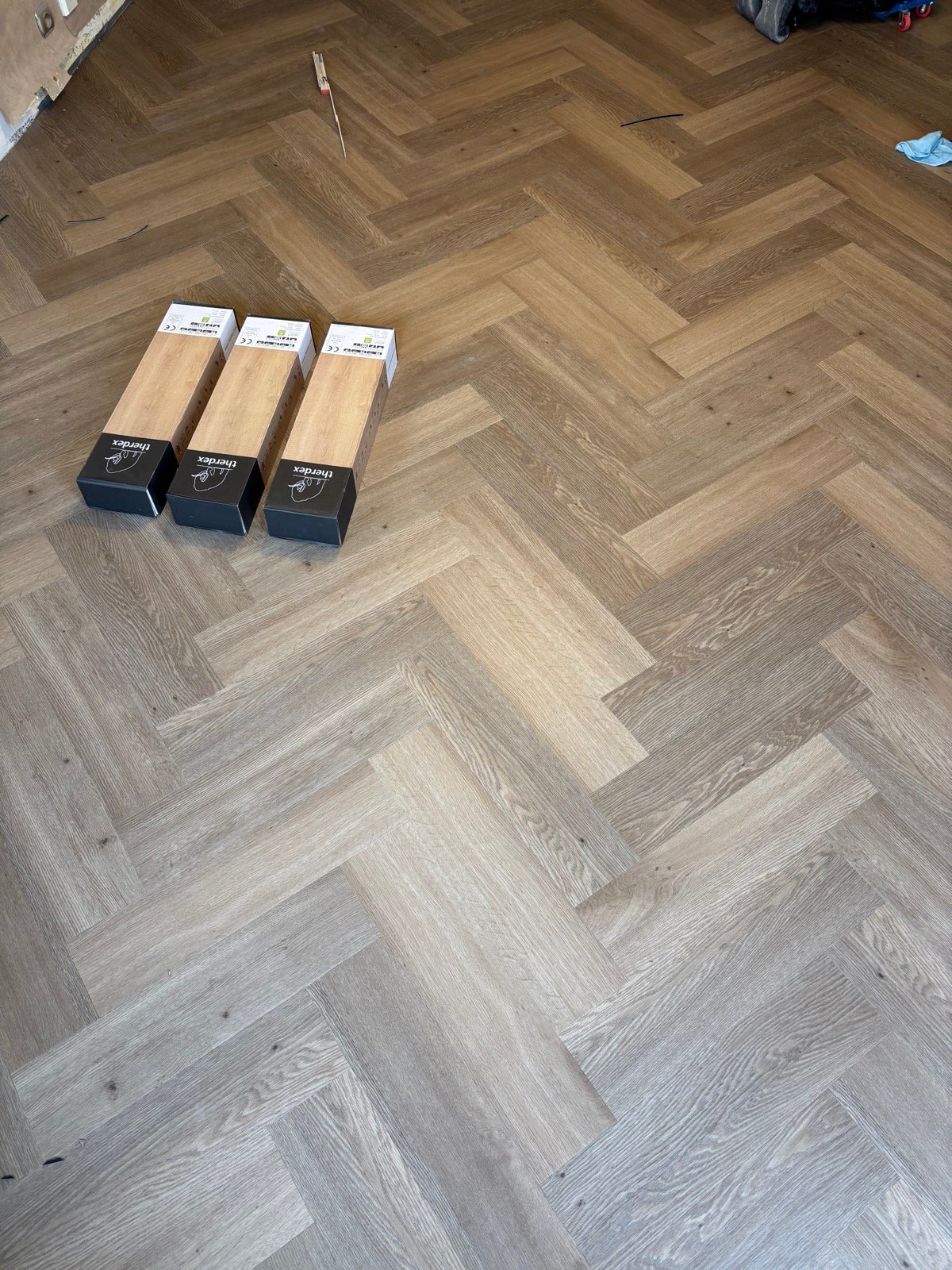 Pokládka plovoucí podlahy v rybinovém vzoru – realizace